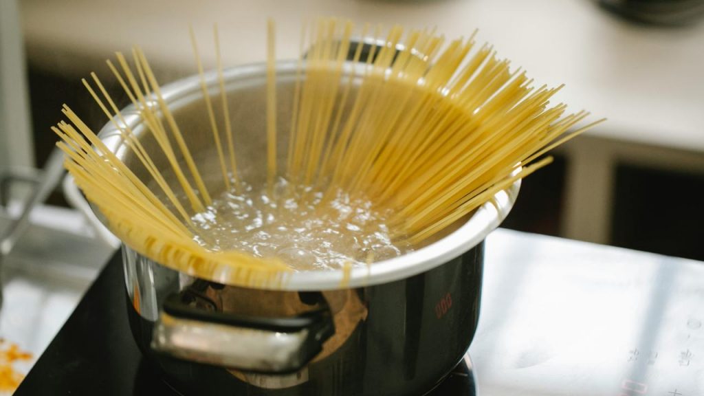 Acqua della pasta che straborda non ti temo: basta un cucchiaio di legno e non accade mai più | Problema risolto per sempre