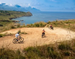 Viaggiare piano per custodire l’isola: la Sicilia sostenibile tra memoria, natura e comunità