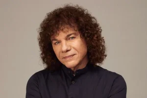 Riccardo Cocciante torna dal vivo con nuovi speciali appuntamenti in giro per l’Italia e sarà in...