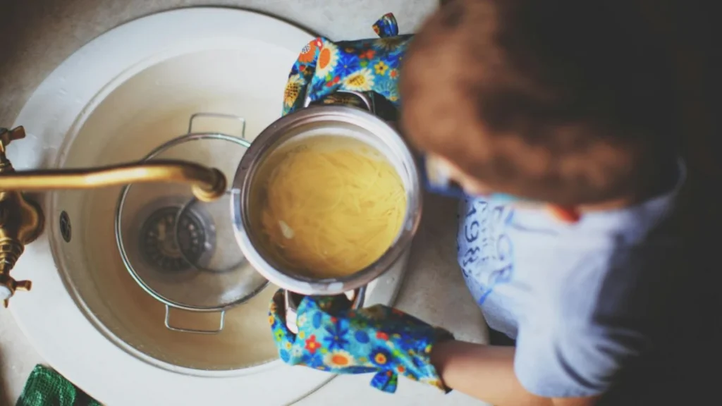 Acqua di cottura, non osate buttarla: aggiungetela al pane e create un vero capolavoro | Gli chef lo fanno sempre