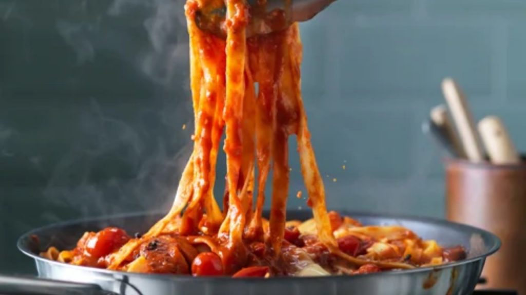 Pasta, ma davvero la cuocete ancora nell’acqua? Non vi serve affatto: così impiegate meno tempo ed è più saporita