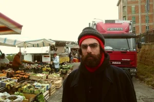 Il rapper siciliano trasforma la musica in cinema sonoro, un viaggio tra boombap, trap melodica e...