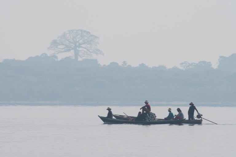 I laghi amazzonici si riscaldano a un ritmo allarmante, rivelano studi recenti.