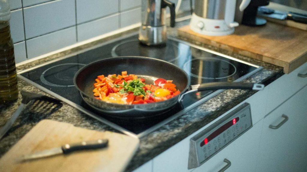 Padelle antiaderenti, non usarle mai così: metti a rischio la salute tua e dei tuoi cari