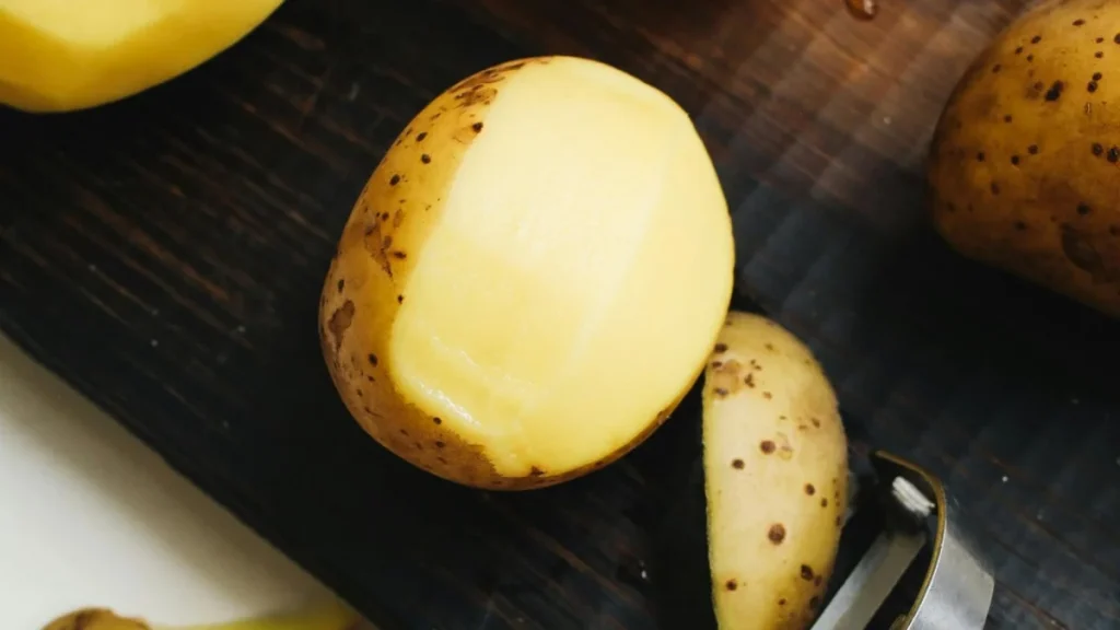 Patate, non buttate la buccia nell’immondizia: “Lasciatela qui e dite addio alla ritenzione idrica”