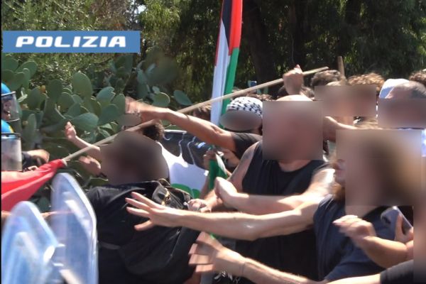 Resistenza e lesioni a pubblico ufficiale durante una manifestazione: 4 indagati
