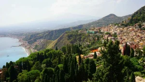 Un'atmosfera di festa, prende vita il calendario degli eventi natalizi: la città si accende per il...