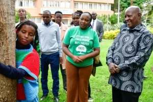 Donna kenyota abbraccia un albero per 72 ore in segno di protesta contro il disboscamento.