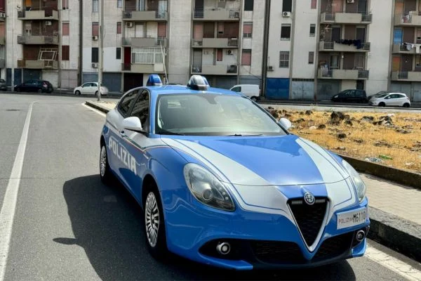 Droga e munizioni nascoste in un condominio: intervento della Polizia a via Eolie