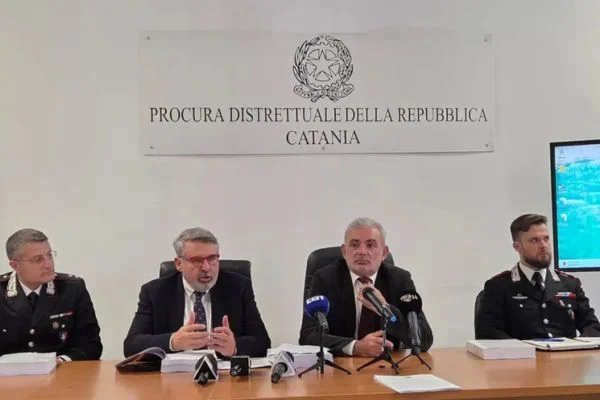 Una vasta e articolata rete criminale specializzata in scavi clandestini, falsificazione e traffico...