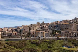 Il borgo madonita nel sistema di accoglienza e integrazione. Il sindaco Iuppa: “Il nostro impegno...