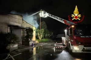 Un vasto incendio è divampato nella tarda serata di ieri nella zona industriale di Catania, in...