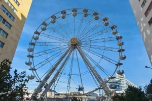 A Palermo, il posizionamento di una enorme ruota panoramica in piazza Camilleri, nella zona pedonale...