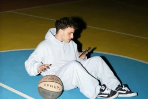 “Sere d’estate” è il nuovo singolo del cantautore palermitano Lacrima, un brano indie-pop che...