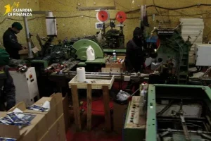 Una vera e propria industria del contrabbando, capace di produrre milioni di sigarette al giorno e...