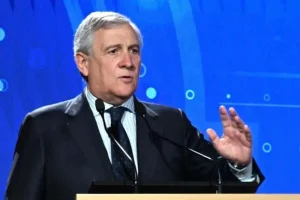 “Sono molto felice di inviare tanti auguri di buon Natale e buon anno a tutti gli amici della...