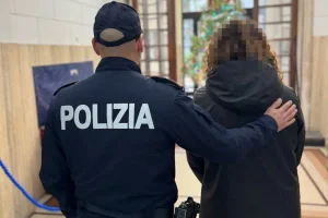 Avrebbe minacciato e aggredito la moglie per ottenere del denaro con cui acquistare droga. Per...