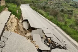 Frana a Niscemi, chiusa la Sp10: rischio isolamento per la città