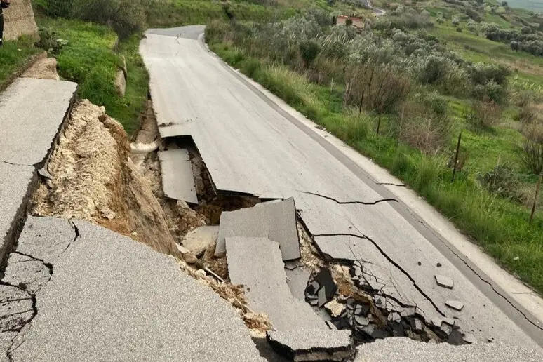 Frana a Niscemi, chiusa la Sp10: rischio isolamento per la città