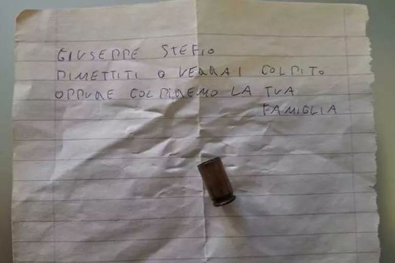 Minacce al sindaco di Carlentini: busta con un proiettile recapitata a Giuseppe Stefio