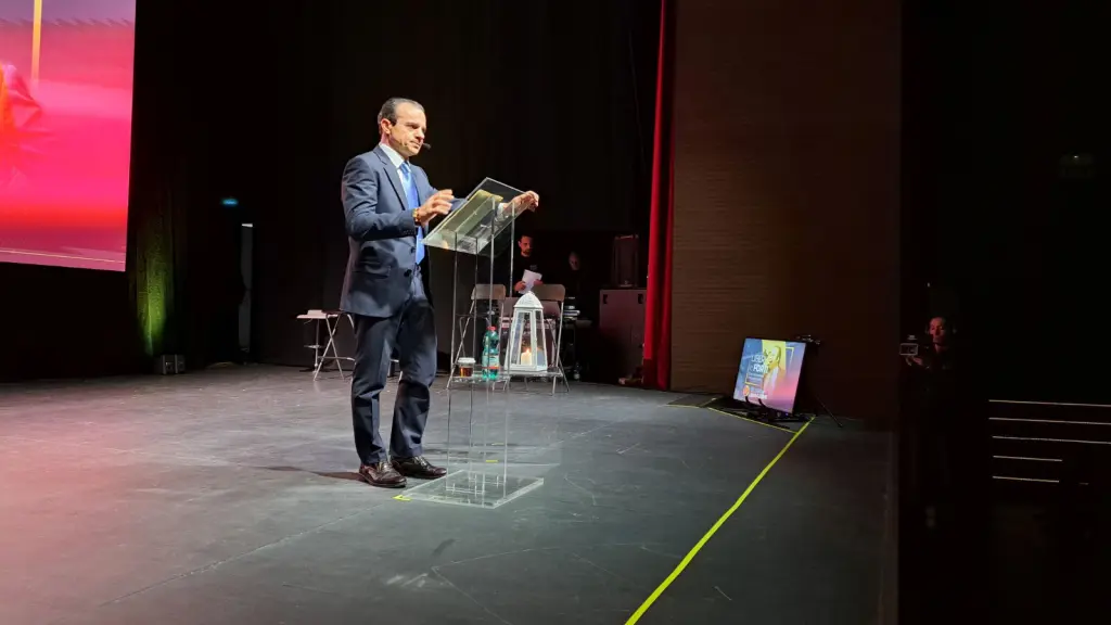 Caltagirone, chiude “Liberi e Forti”: De Luca guarda al 2027 e lancia il metodo del cambiamento