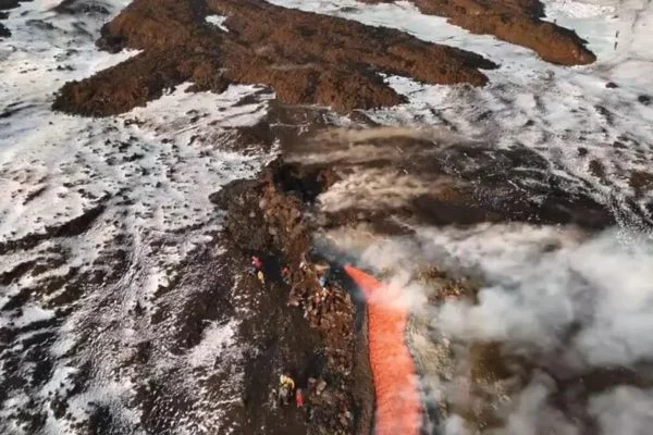 Etna, ancora attivo il campo lavico nella Valle del Bove: tremore vulcanico su valori alti