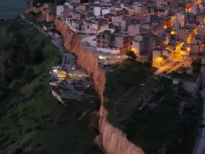 Niscemi tragedia senza fine, la frana isola la città: salgono a mille gli sfollati