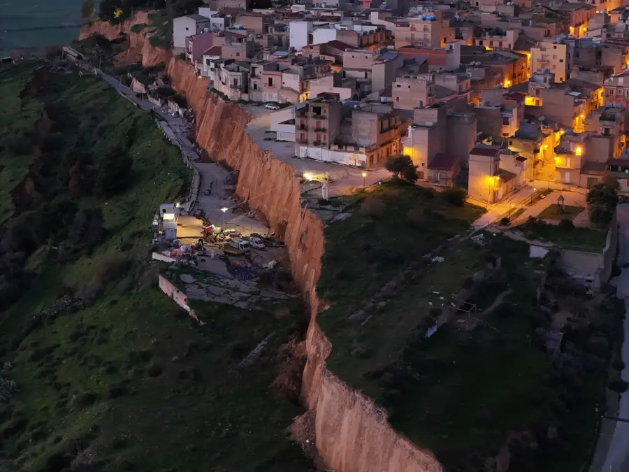 Niscemi tragedia senza fine, la frana isola la città: salgono a mille gli sfollati
