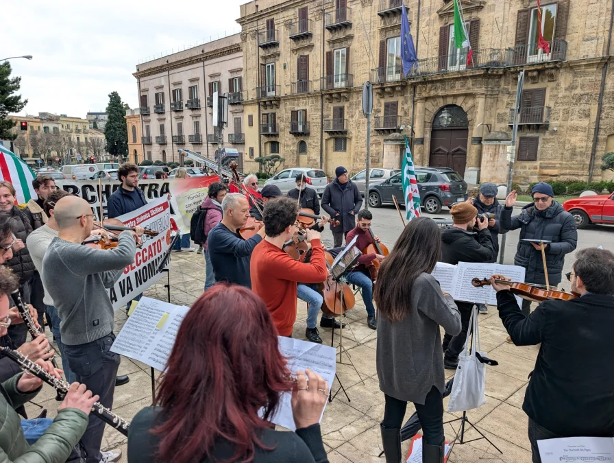 Foss, oggi sit-in e “concerto” di protesta sotto la presidenza della Regione. “Commissariamento inadeguato”