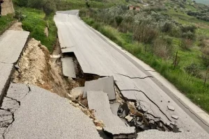 Frana a Niscemi: cedimento della SP12, trentacinque persone evacuate e scuole chiuse