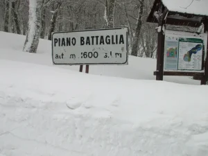 Piano Battaglia, la neve c’è ma lo sci aspetta: ritardi e polemiche