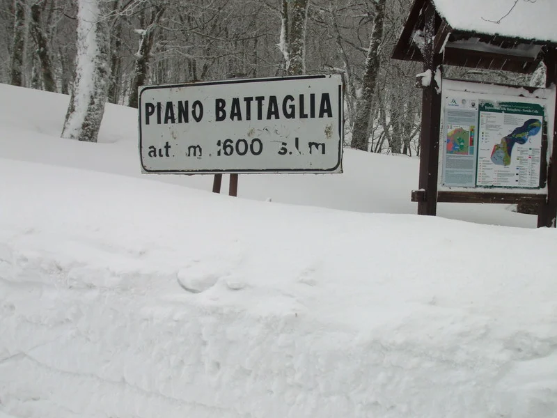 Piano Battaglia, la neve c’è ma lo sci aspetta: ritardi e polemiche