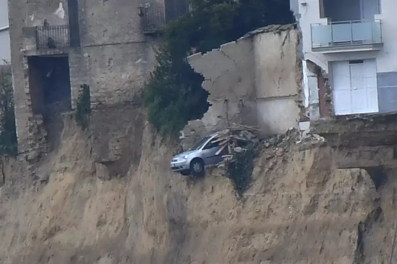 Niscemi, l’auto simbolo precipita nel burrone: nuovi cedimenti, emergenza abitativa