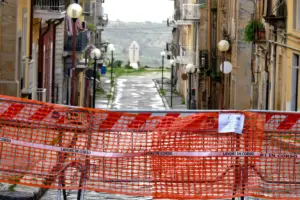 Niscemi, scuole riaperte, la frana rallenta ma fa ancora paura