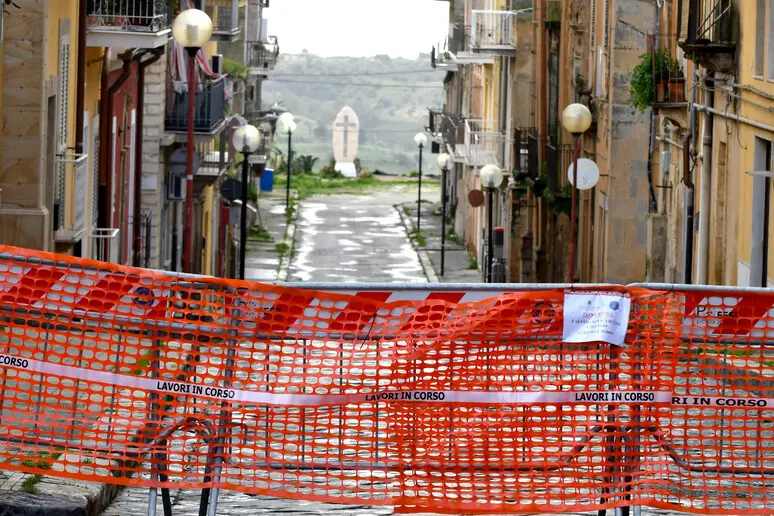 Niscemi, scuole riaperte, la frana rallenta ma fa ancora paura