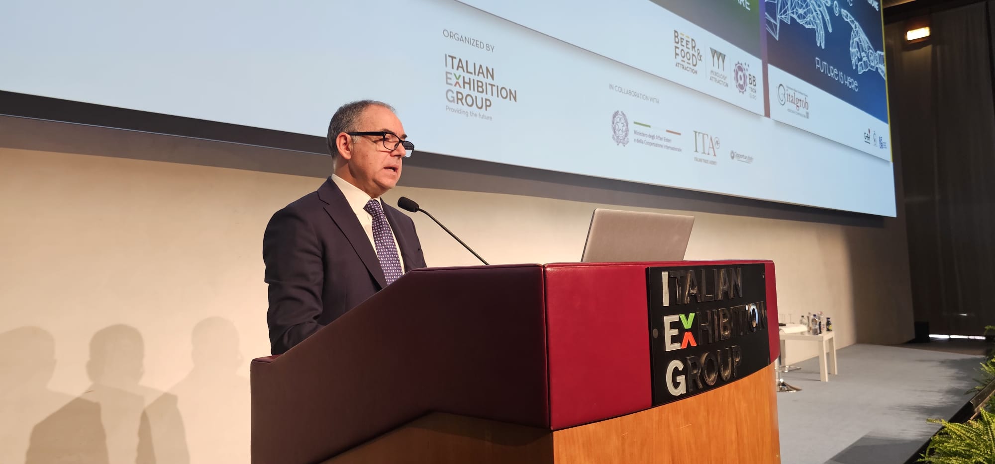 Mercato Horeca in Italia: fatturato sopra i 100 miliardi ma i consumi nei locali calano