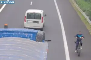 Ciclista contromano sull’autostrada A18: giovane fermato dalla Polstrada