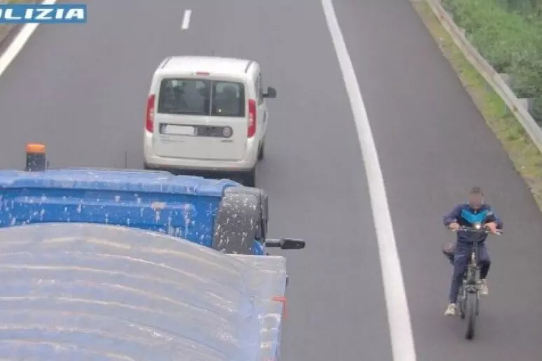Ciclista contromano sull’autostrada A18: giovane fermato dalla Polstrada
