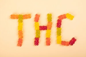 Caramelle gommose al CBD e THC: i rischi di intossicazione, soprattutto per anziani e bambini