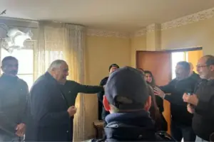 Casa popolare allo Zen 2, il sindaco consegna le chiavi alla nuova famiglia