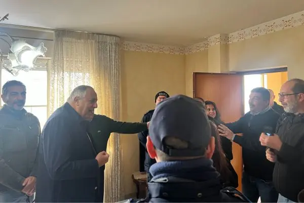 Casa popolare allo Zen 2, il sindaco consegna le chiavi alla nuova famiglia