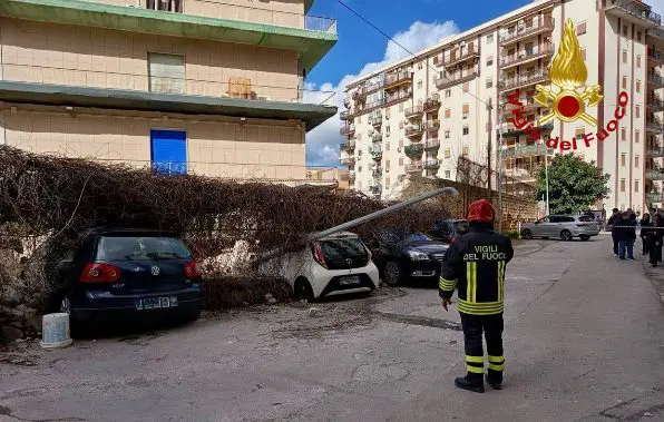 Crolla muro in via Nairobi a Palermo: ferito un uomo e auto distrutte