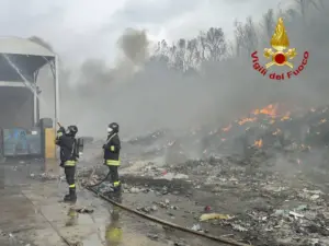 Incendio all’impianto di rifiuti plastici a Campofelice di Roccella: continuano le operazioni di spegnimento