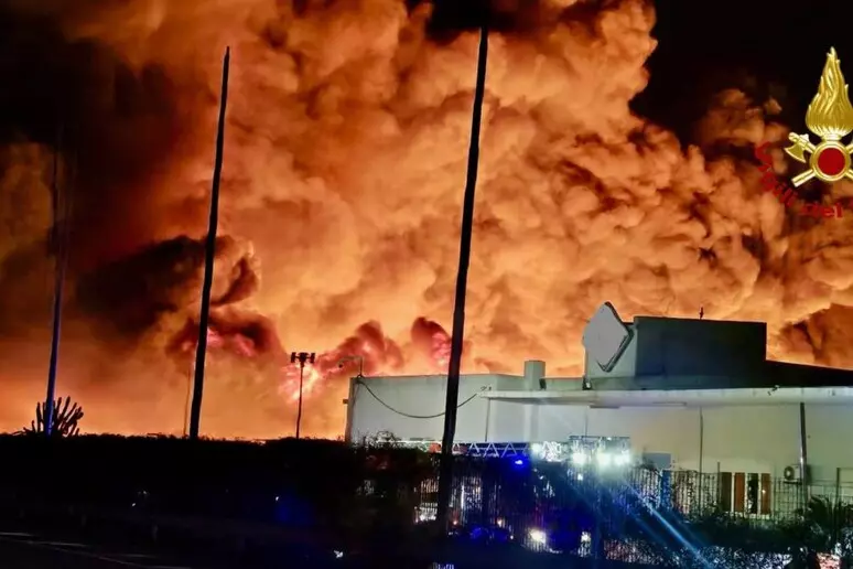 Incendio in un impianto di rifiuti plastici a Campofelice di Roccella: vigili del fuoco al lavoro tutta la notte