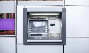 Truffa dello scontrino al bancomat: come funziona e come difendersi