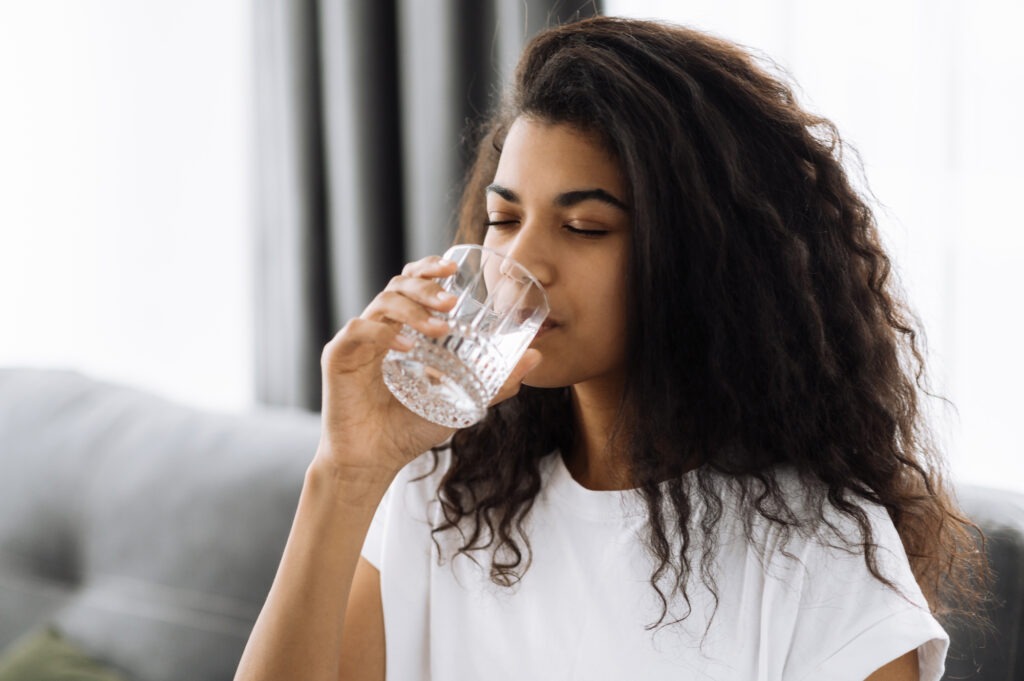 Fluoro nell’acqua potabile: uno studio smentisce i timori sui rischi per i neonati
