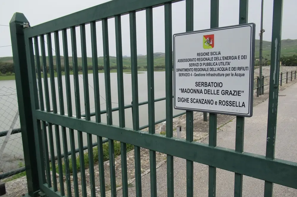 Invaso di Scanzano pieno oltre il limite: l’acqua in eccesso finisce in mare