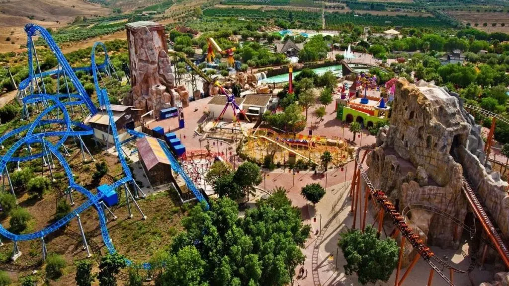 Etnaland sotto sequestro: rifiuti bruciati e sotterrati nel terreno contiguo al parco