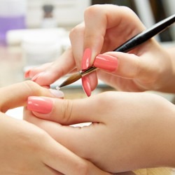 Nail art 2026: 6 design di tendenza per soddisfare i clienti e far crescere il salone