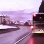 Bimbo lasciato a piedi sotto la neve, l’autista agrigentino si scusa